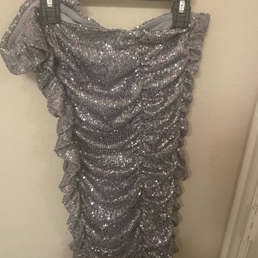 Forever 21, size small, mini cocktail dress, never worn! Perfect condition!